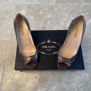 Prada Vernice metal trio sandalo